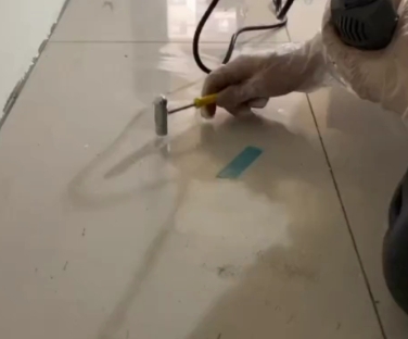 太白瓷砖开裂维修公司专业分享瓷砖在铺贴前如果没有沥干水分，将会导致以下问题