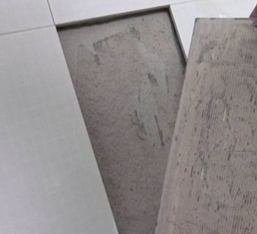 太白瓷砖空鼓维修公司分享瓷砖铺贴时如果打浆（即涂抹在瓷砖背面和基层上的砂浆或瓷砖胶）过少，会带来以下问题